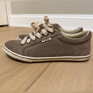 Women’s Taos Retro Star Shoes size 7